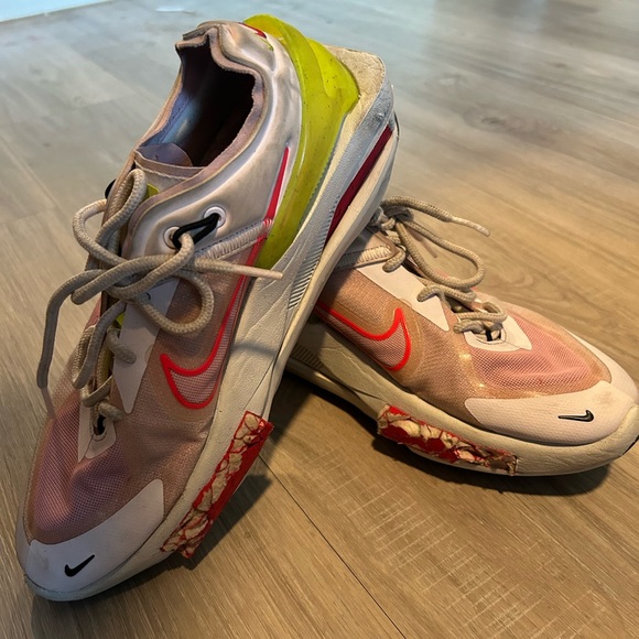 Nike Women’s Red Fontanka Edge Sneakers - Size 7.5 | Stylish & Versatile Active - Picture 2 of 6